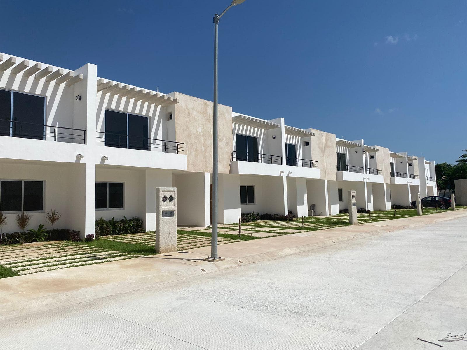 HOMES FOR SALE IN PUERTO MORELOS WITH A POOL AND LUXURY FINISHES