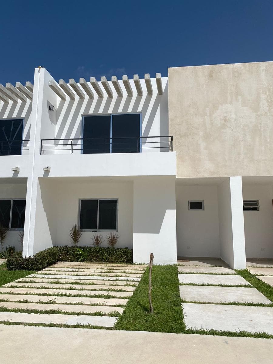 HOMES FOR SALE IN PUERTO MORELOS WITH A POOL AND LUXURY FINISHES