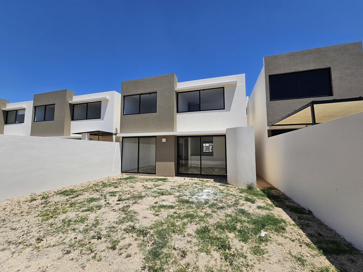 House north of Mérida, in Conkal. Private with amenities