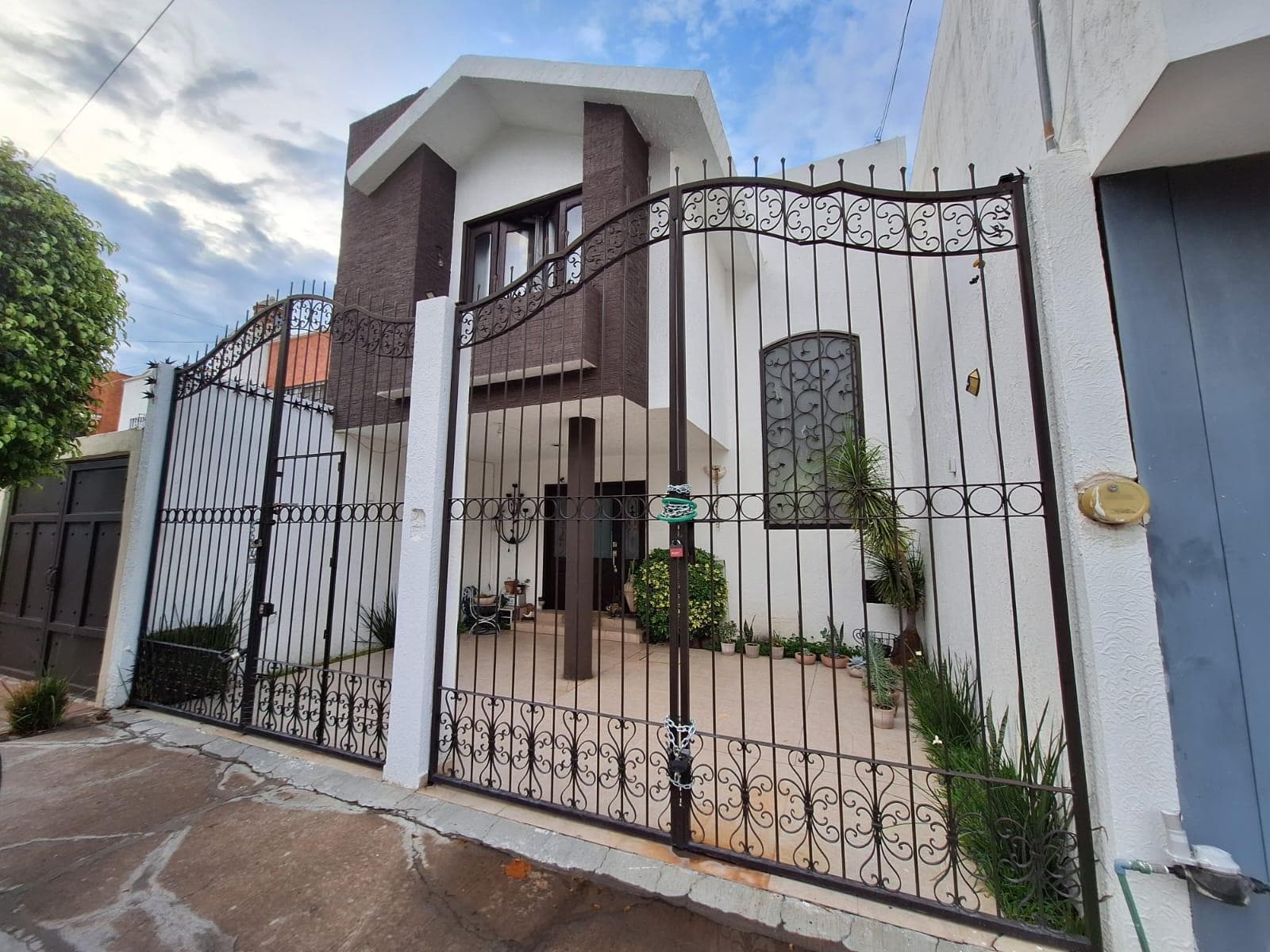 Casa en La Alameda con 3 Recámaras, la principal con baño, cuarto de servicio