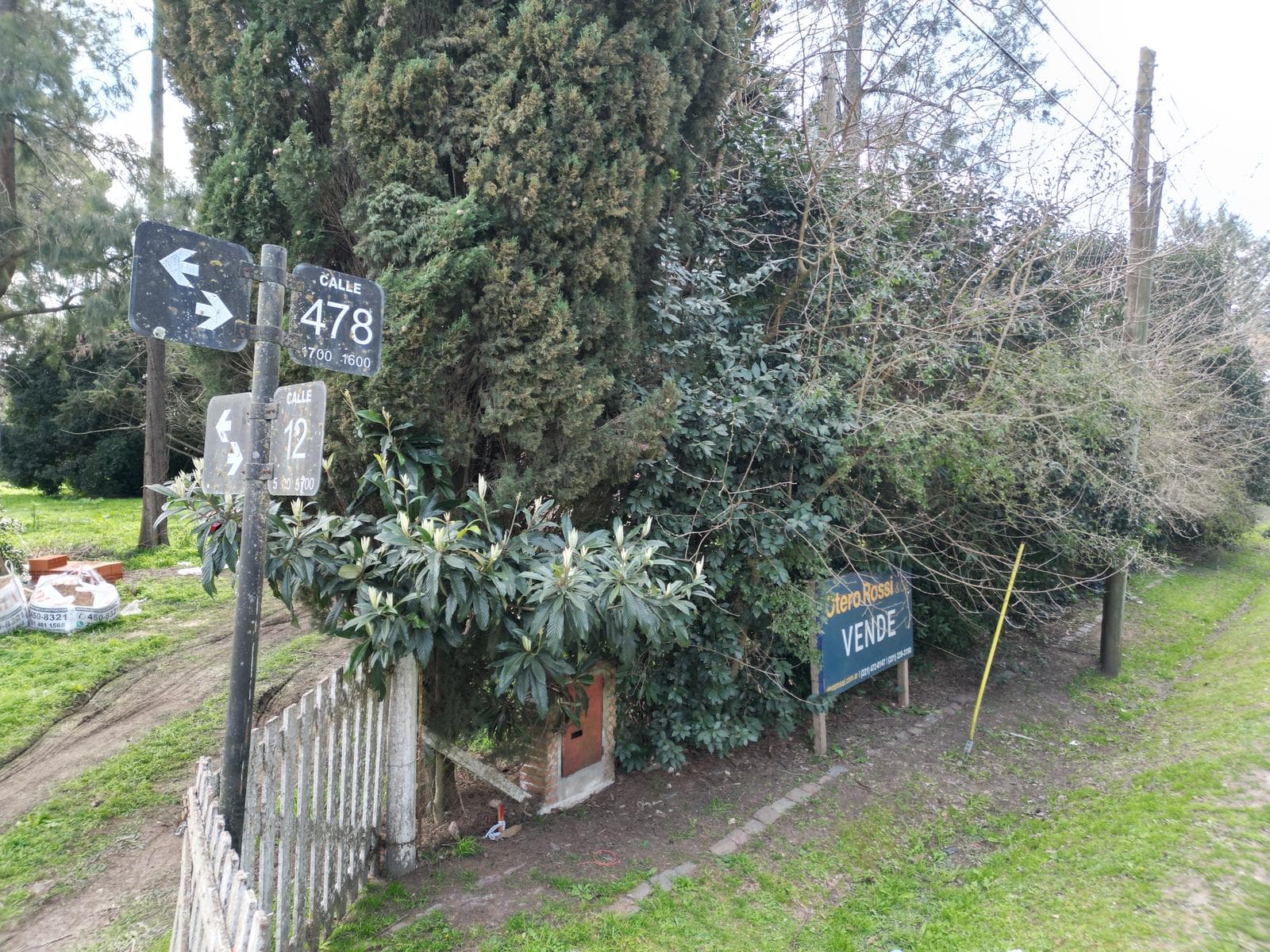 Land for sale in Villa Castells: 478 at the corner of 12. Lot measuring 11 x 54. Valid building permit