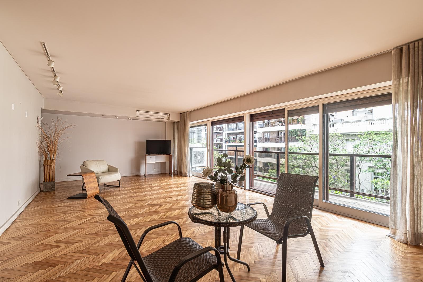 Lindísimo Piso A Nuevo en Quintana y Ayacucho - 205m2 - Con Cochera y Baulera