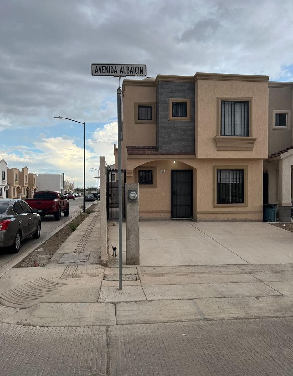 New, fully furnished house for rent in the Stanza Granada residential neighborhood (corner lot)