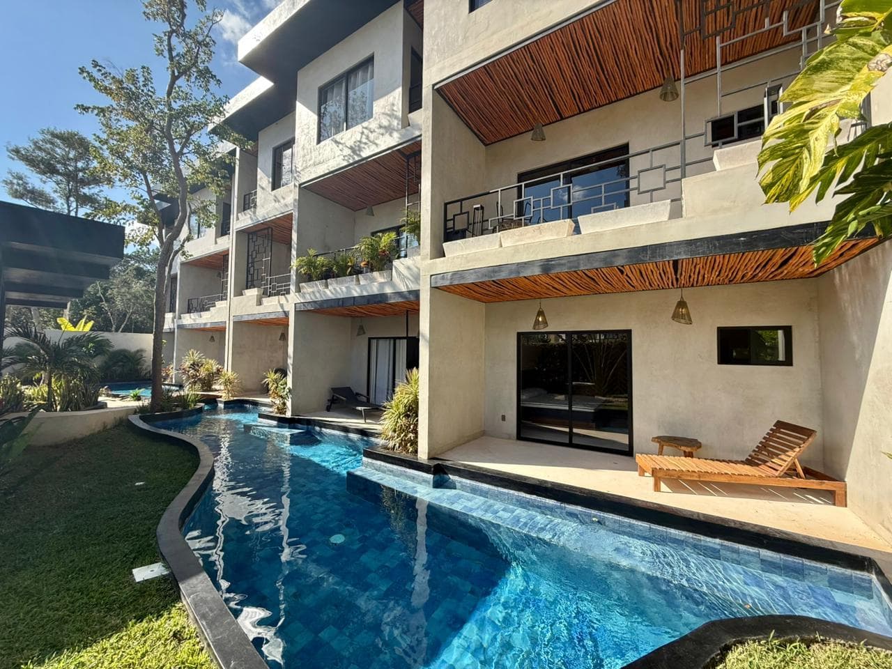FURNISHED SWIM-UP APARTMENT 8 MINUTES FROM THE BEACH IN TULUM