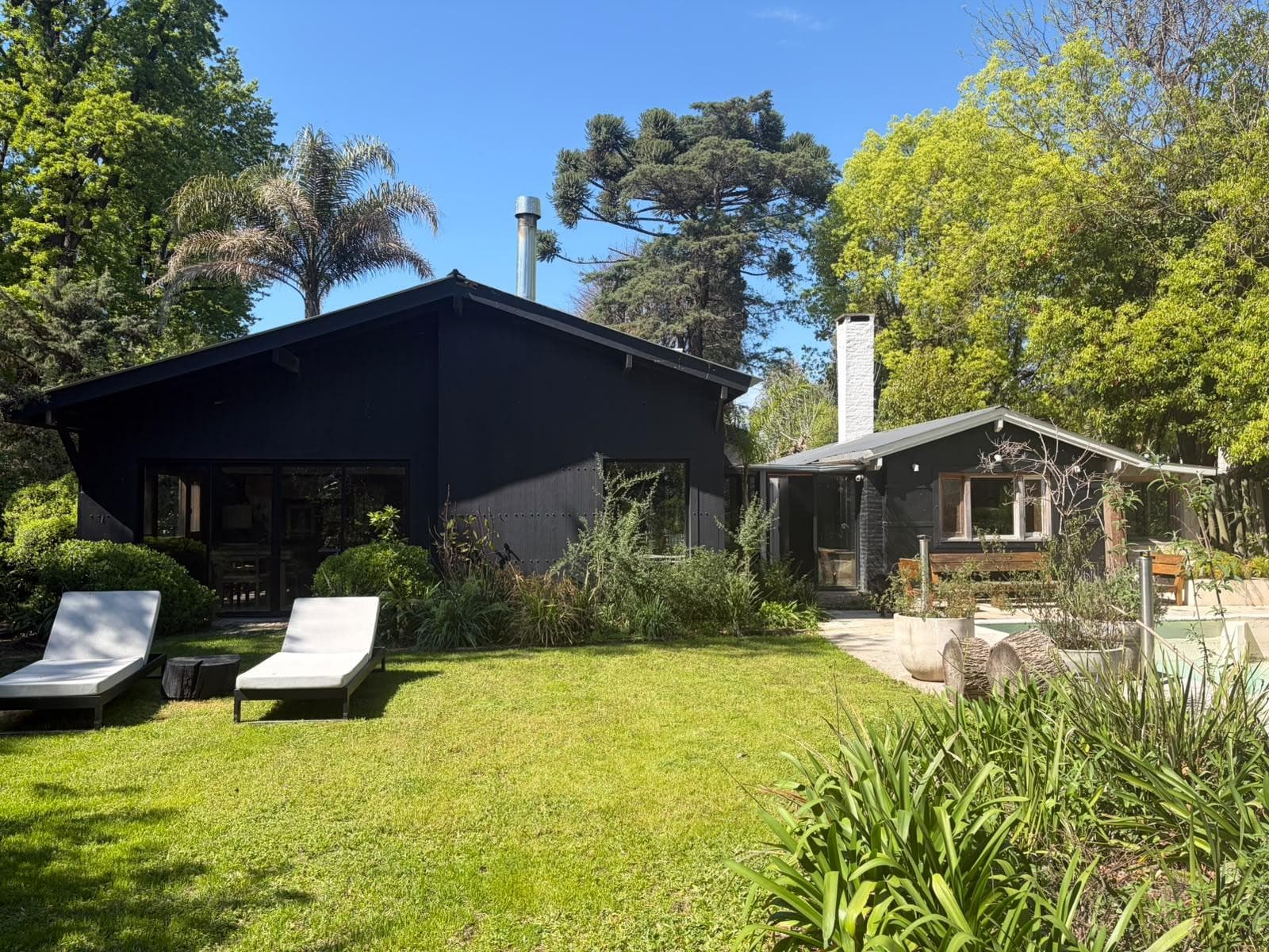 Single-story house for sale in Country San Carlos with 4 bedrooms, a playroom, and a large yard with a pool.