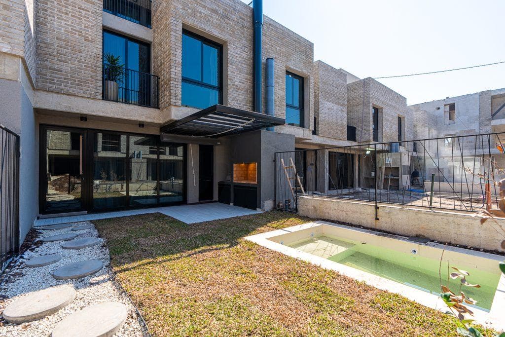 4-Bedroom House for Sale with Pool, BBQ Area, and Garage. Fisherton