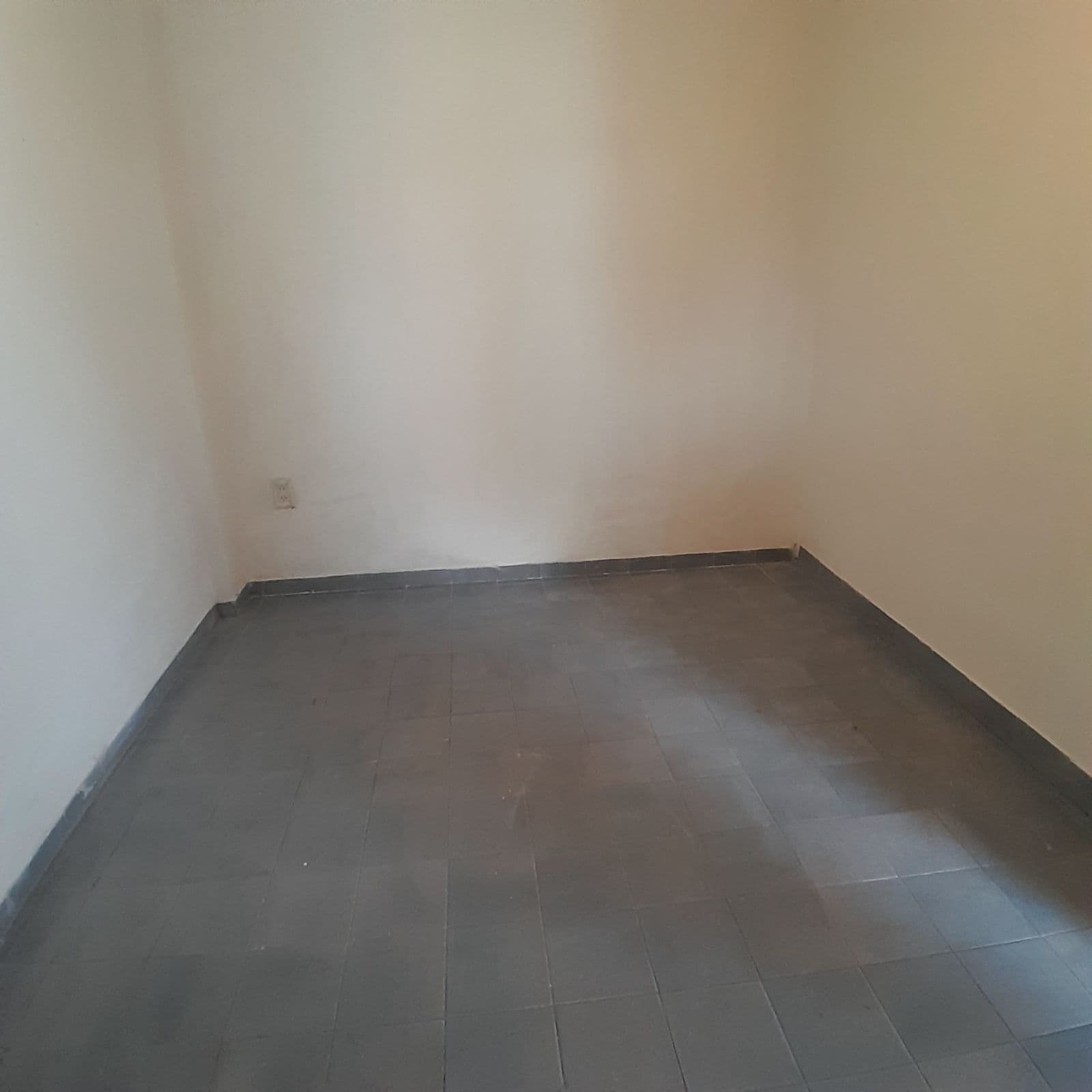 2-room townhouse for rent with no maintenance fees and a garden