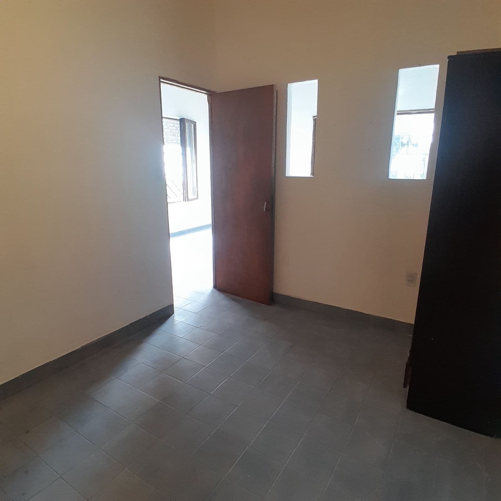 2-room townhouse for rent with no maintenance fees and a garden