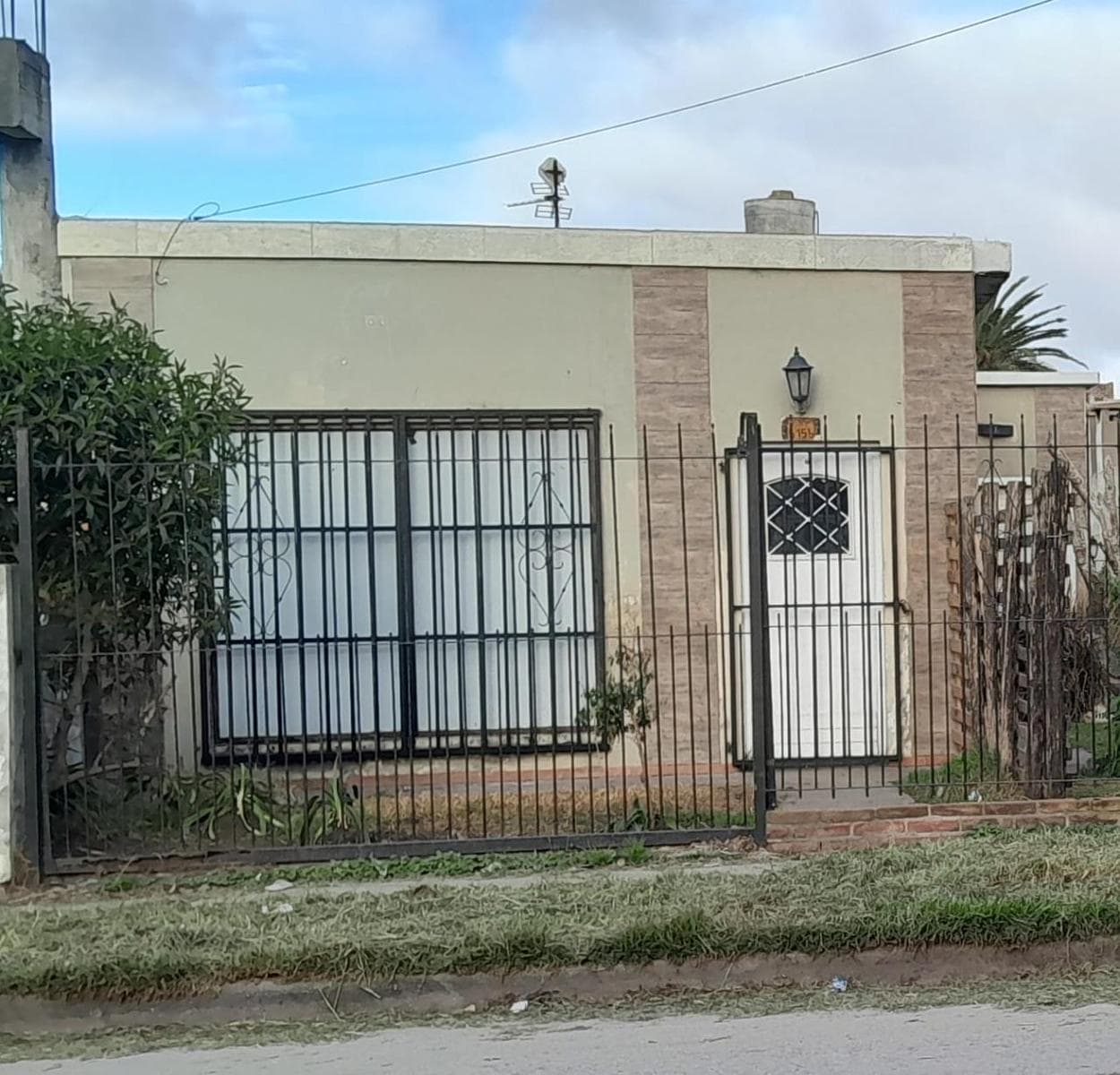 2-room townhouse for rent with no maintenance fees and a garden