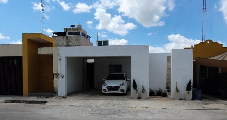 House in the Las Américas Subdivision across from the park, near Super Aki