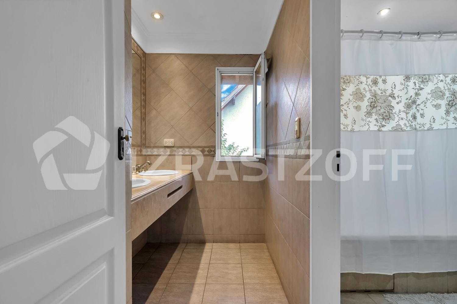 Venta Casa ideal para familia numerosa en Club De Campo Pueyrredon