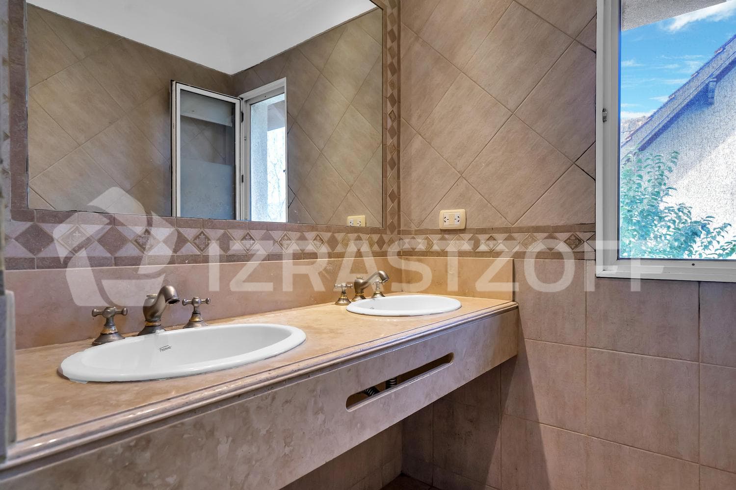 Venta Casa ideal para familia numerosa en Club De Campo Pueyrredon