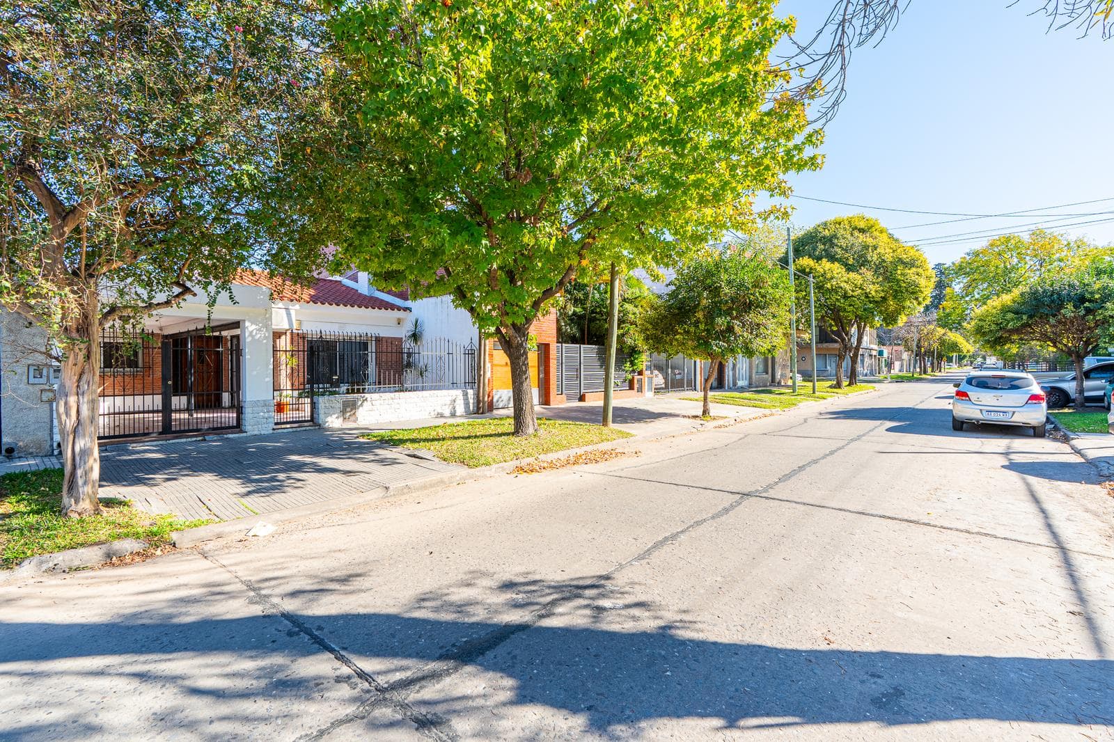 House for sale: 3 bedrooms, radiators, patio, and pool