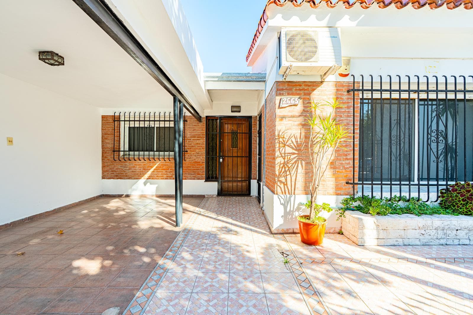 House for sale: 3 bedrooms, radiators, patio, and pool