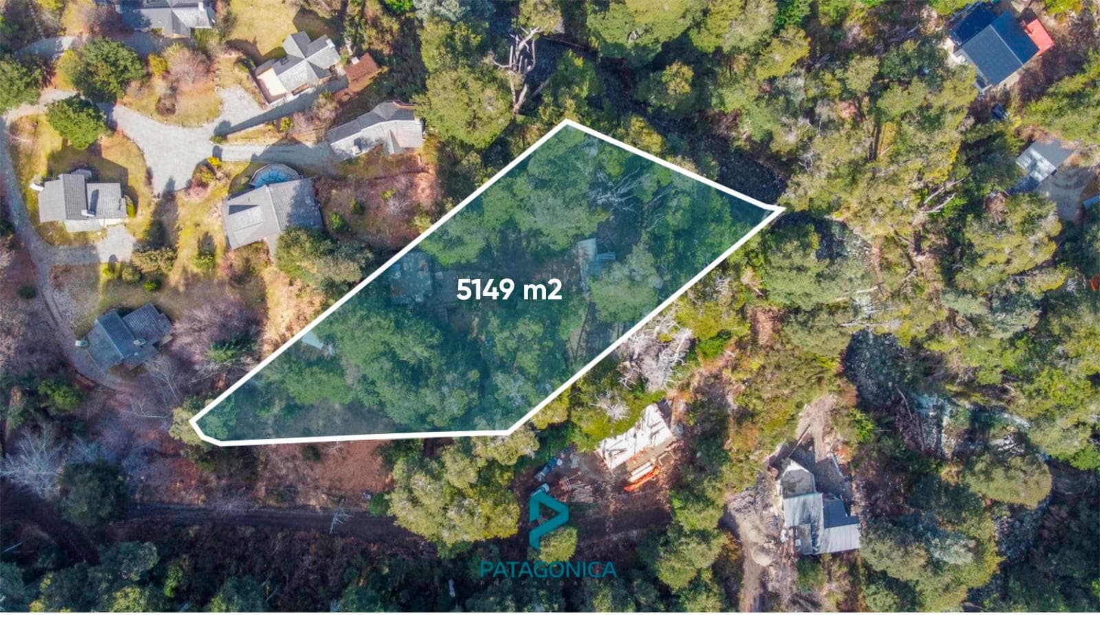 FOR SALE: 5,149 m² lot suitable for 4 houses, with access to the Rio Bonito riverbank, including electricity and gas meters. Altos de Manzano