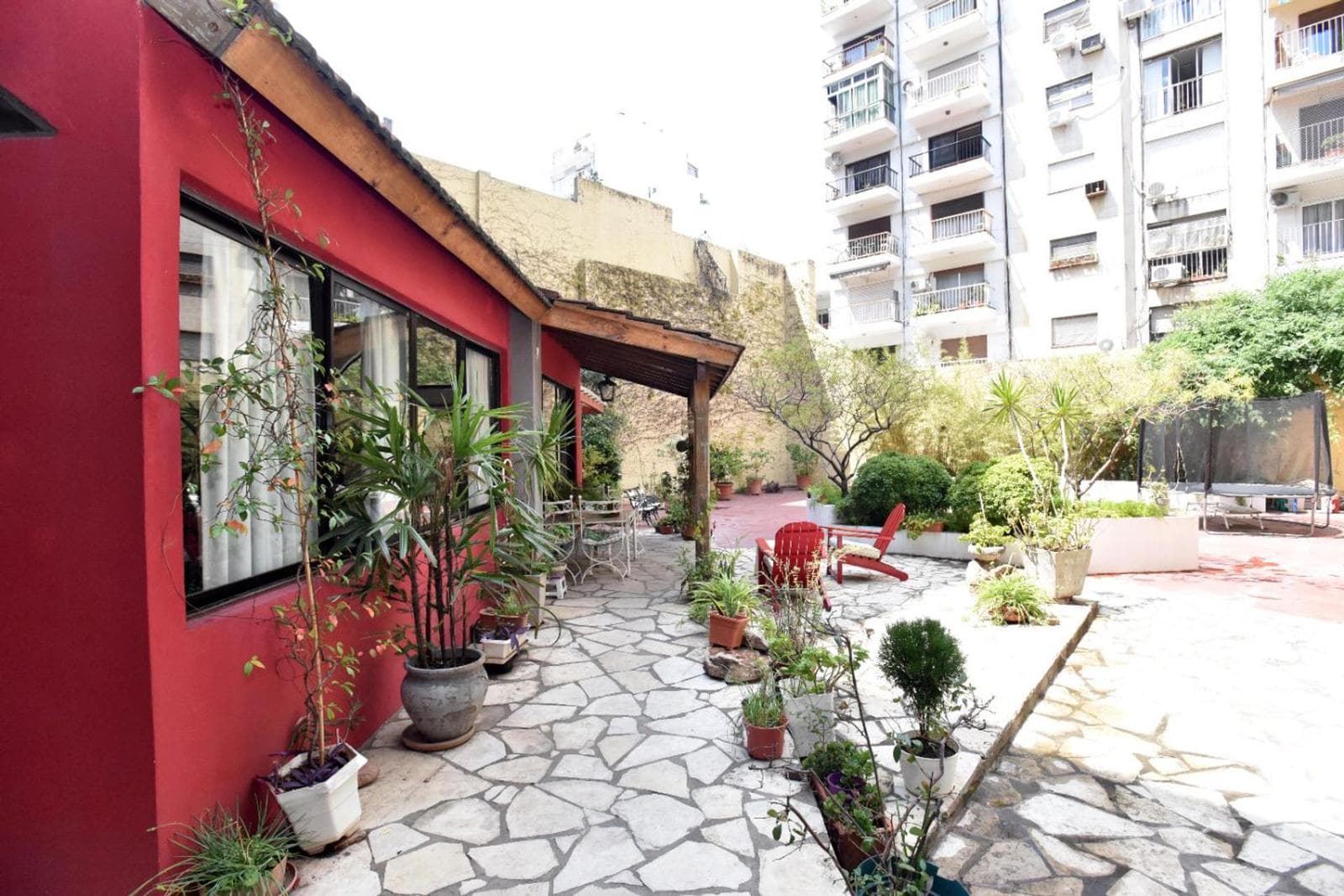HOUSE FOR SALE IN PALERMO: GARAGE WITH 2 COURTYARDS AND A TERRACE