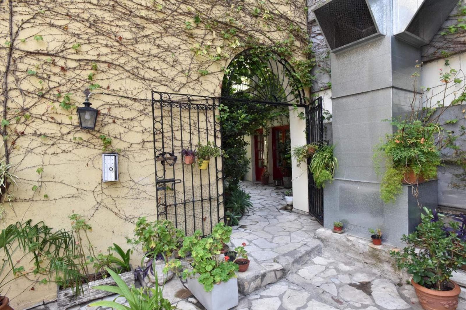 HOUSE FOR SALE IN PALERMO: GARAGE WITH 2 COURTYARDS AND A TERRACE