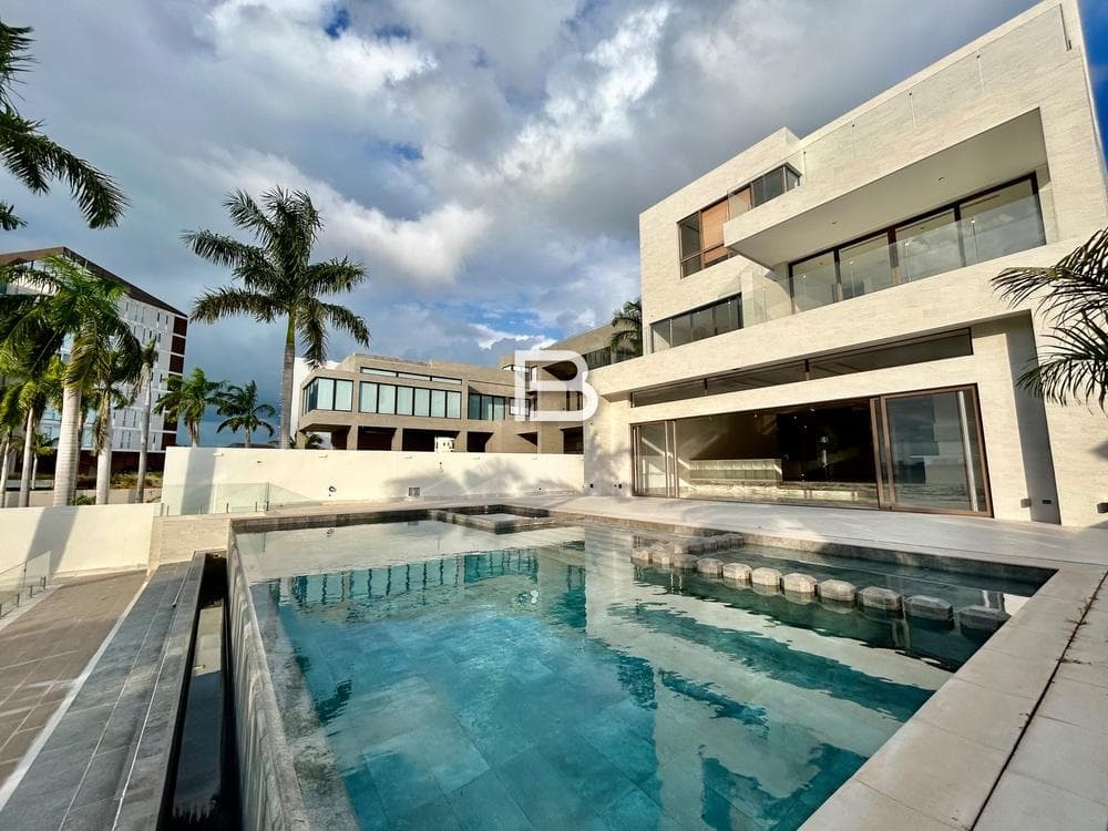 Mansion for Sale in Isla Dorada, Cancún