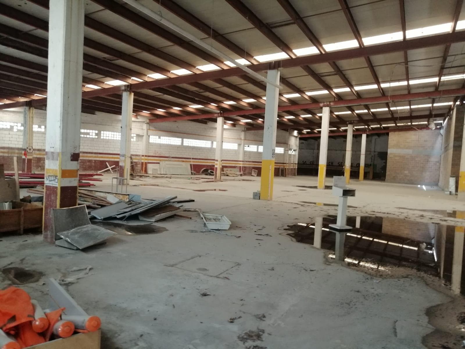 Store / Wine Shop near Galerías Monterrey
