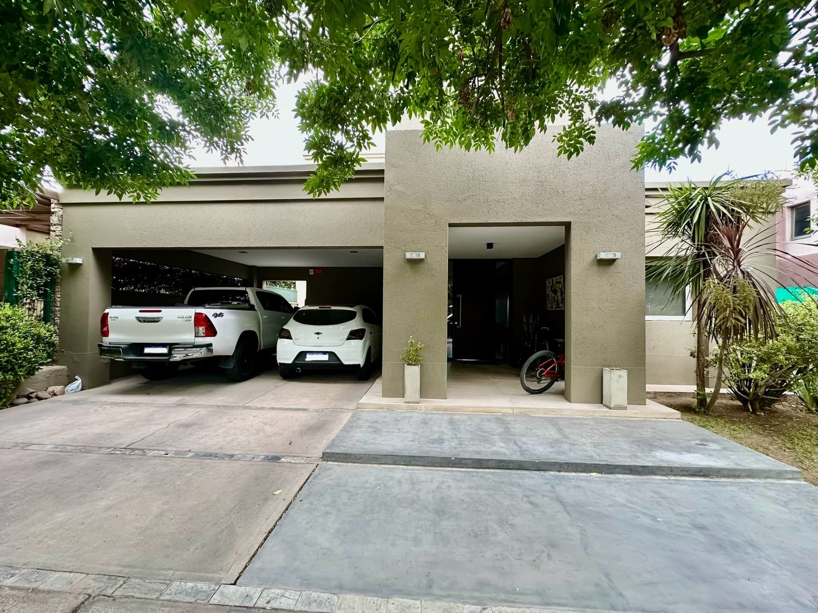 Beautiful 5-bedroom property with an enclosed barbecue area!!!