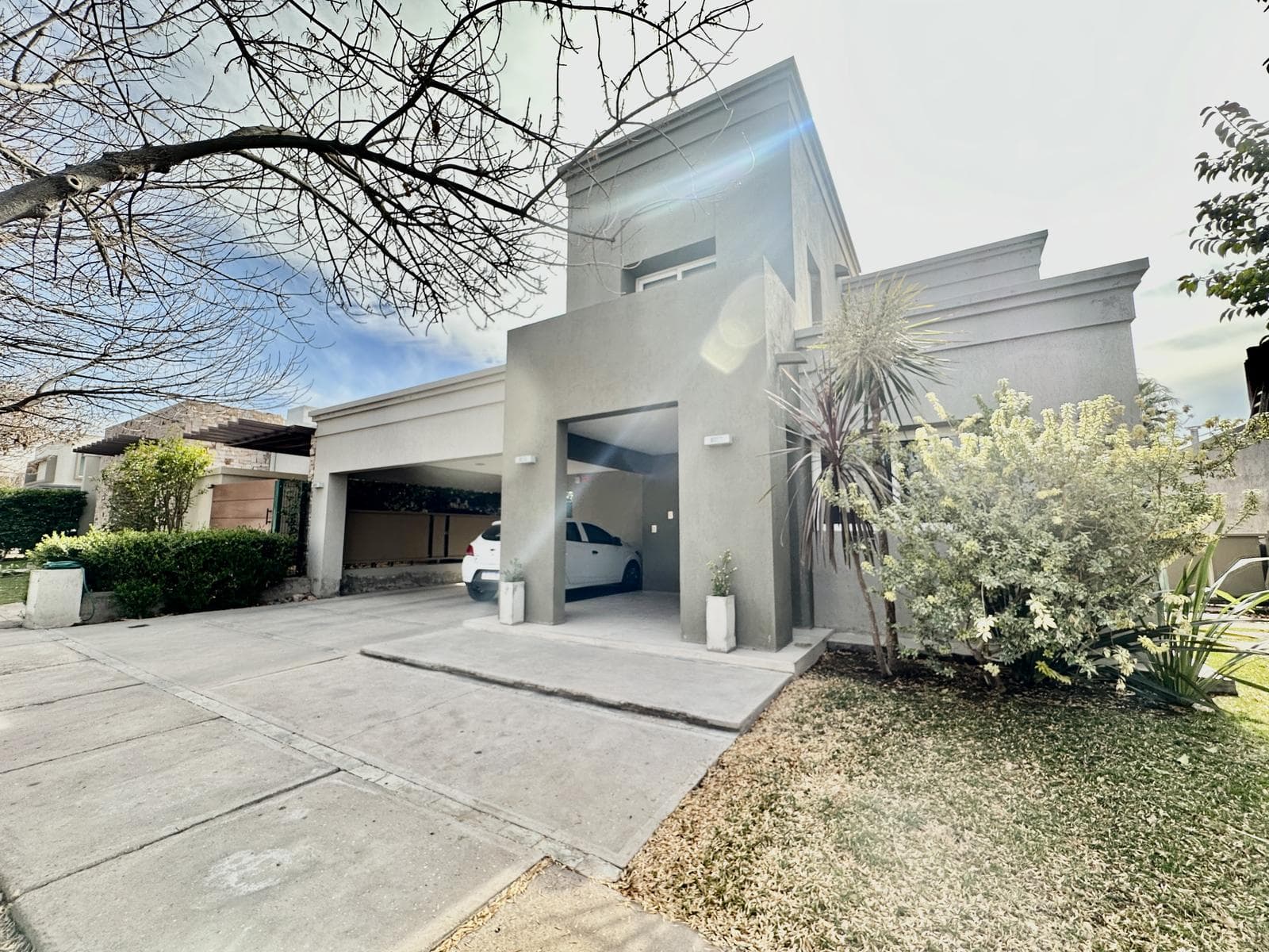 Beautiful 5-bedroom property with an enclosed barbecue area!!!
