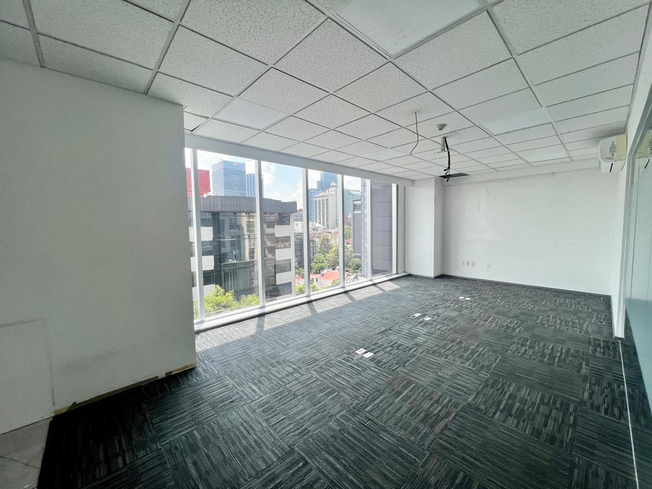 Office for rent one block from Reforma