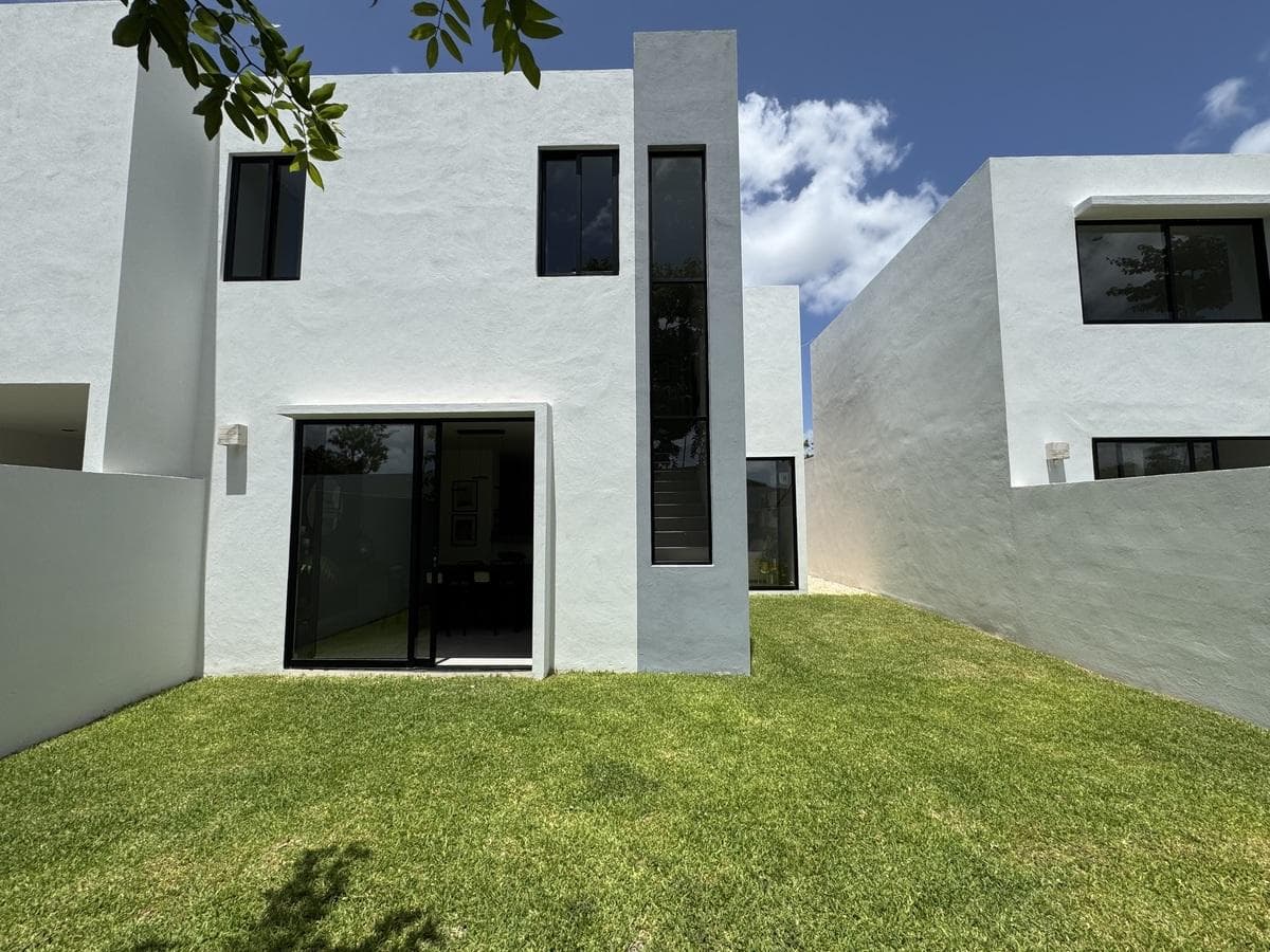 House in Mérida Caucel, on a private street near the ring road