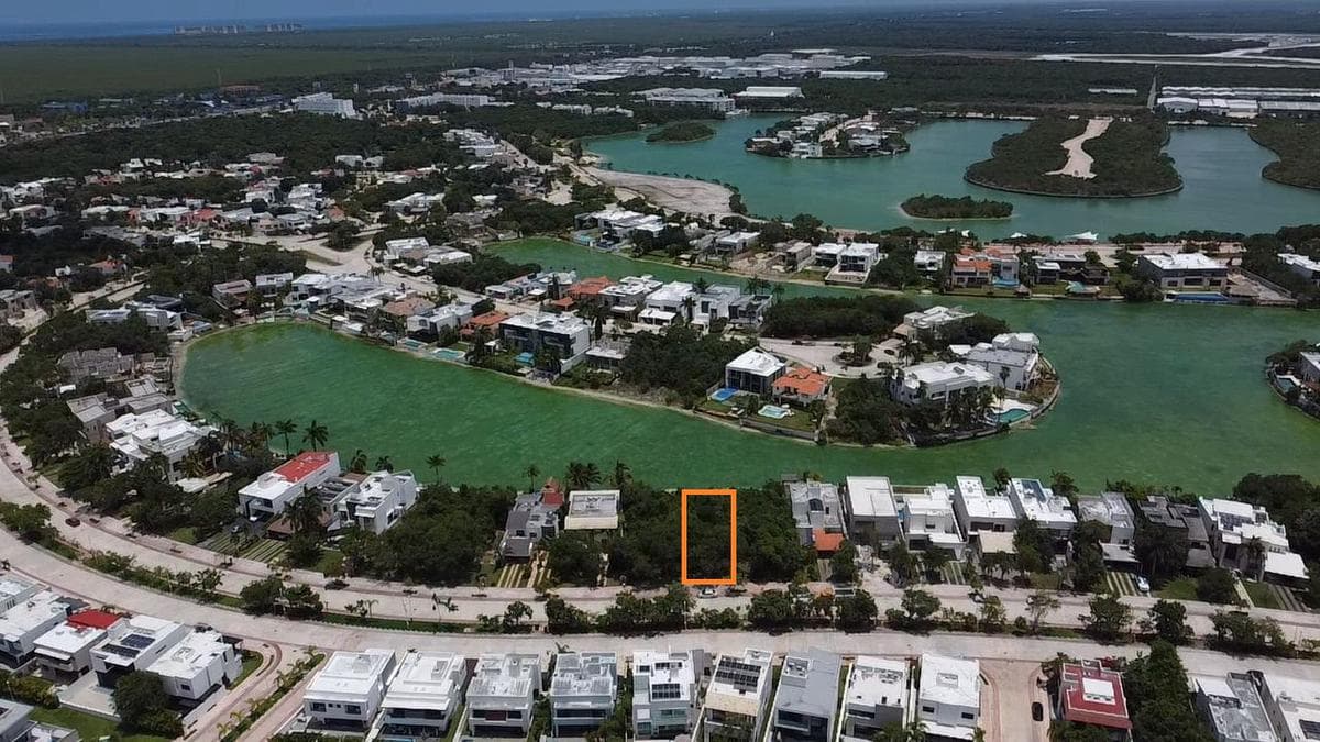 Lagos Del Sol: Lakefront Lot for Sale
