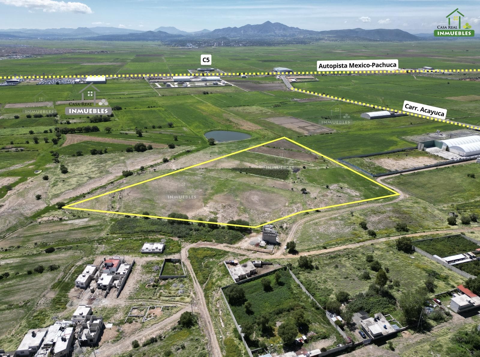 Lot at the entrance to San Pedro Huaquilpan (Mexico-Pachuca Highway)