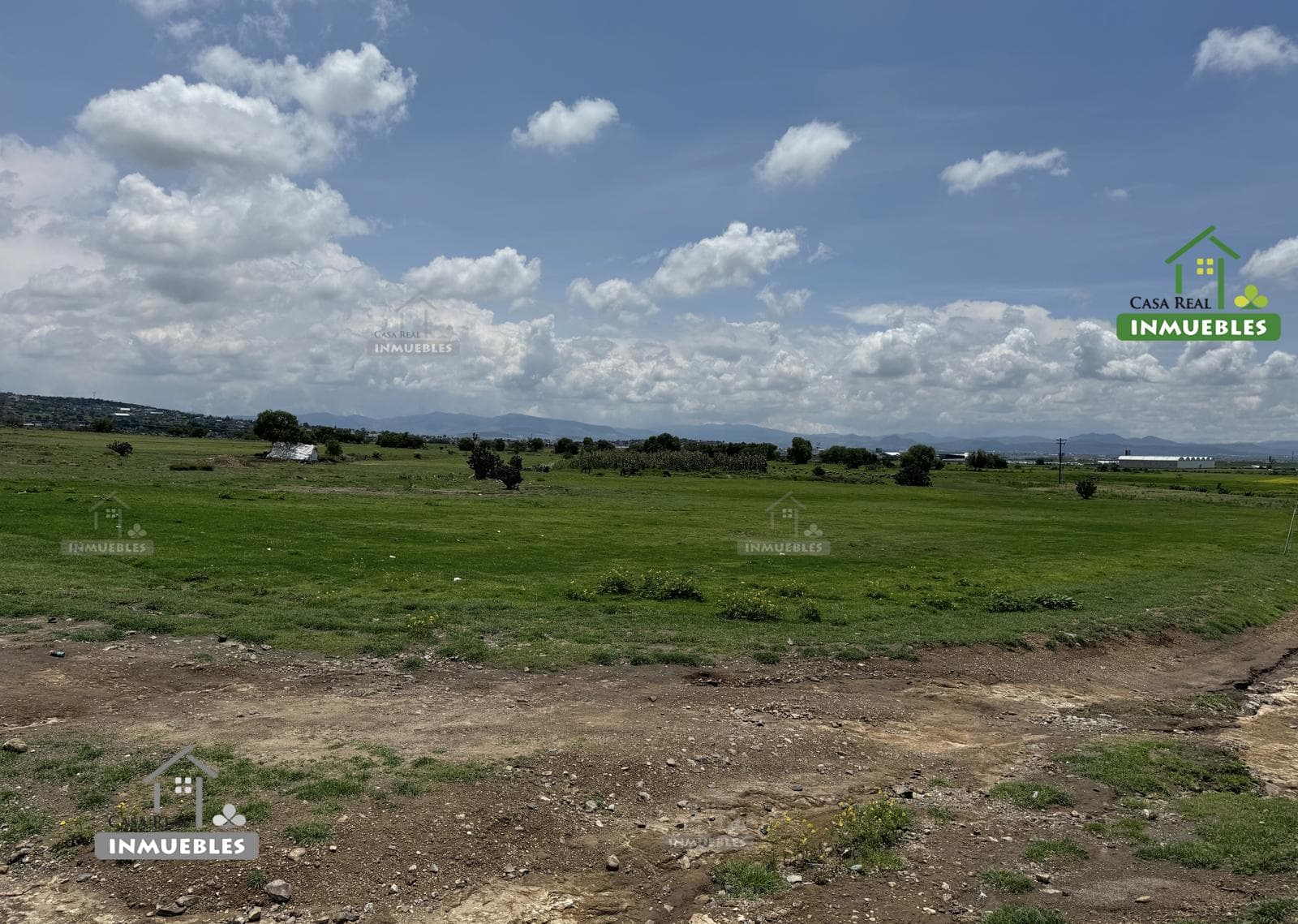 Lot at the entrance to San Pedro Huaquilpan (Mexico-Pachuca Highway)