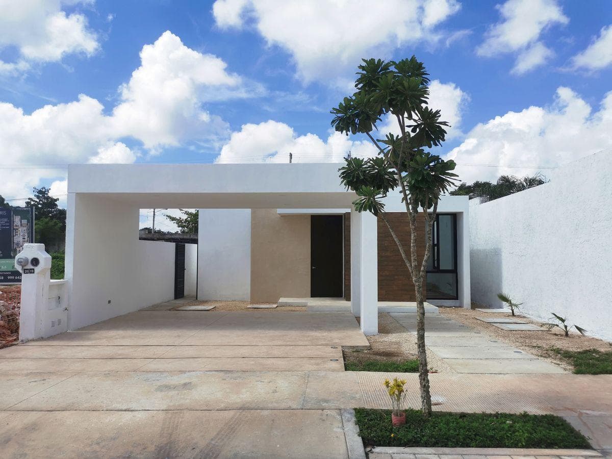Single-story, three-bedroom house in a private neighborhood in Cholul