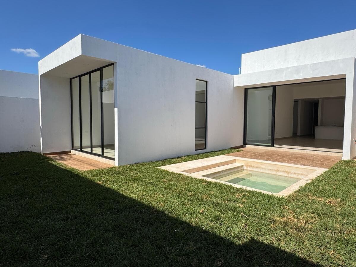 Single-story, three-bedroom house in a private neighborhood in Cholul