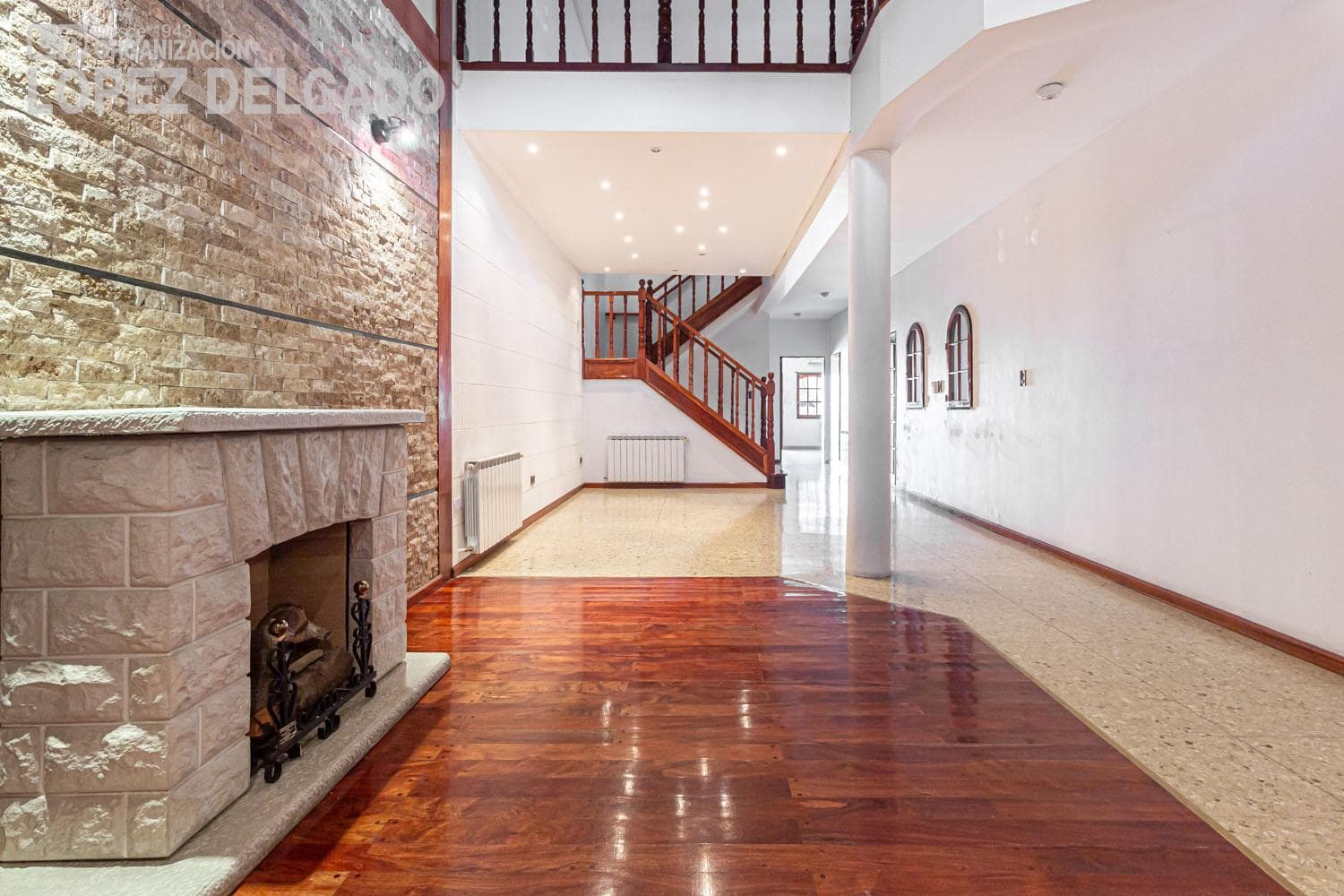 5-bedroom house with 2 garage spaces and a pool in Villa del Parque