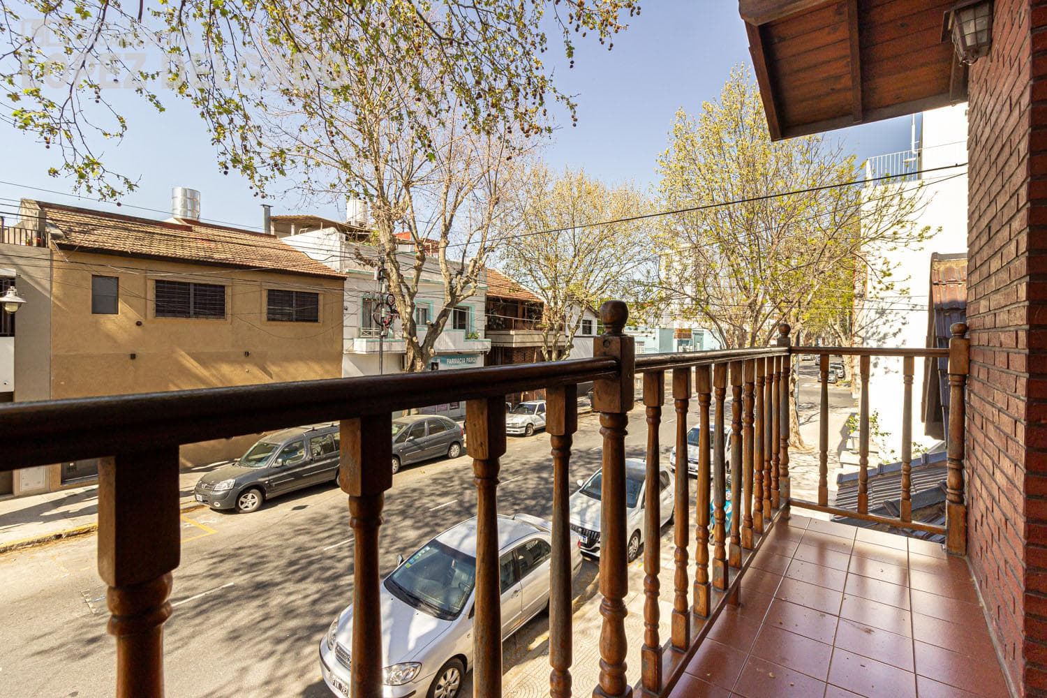 5-bedroom house with 2 garage spaces and a pool in Villa del Parque