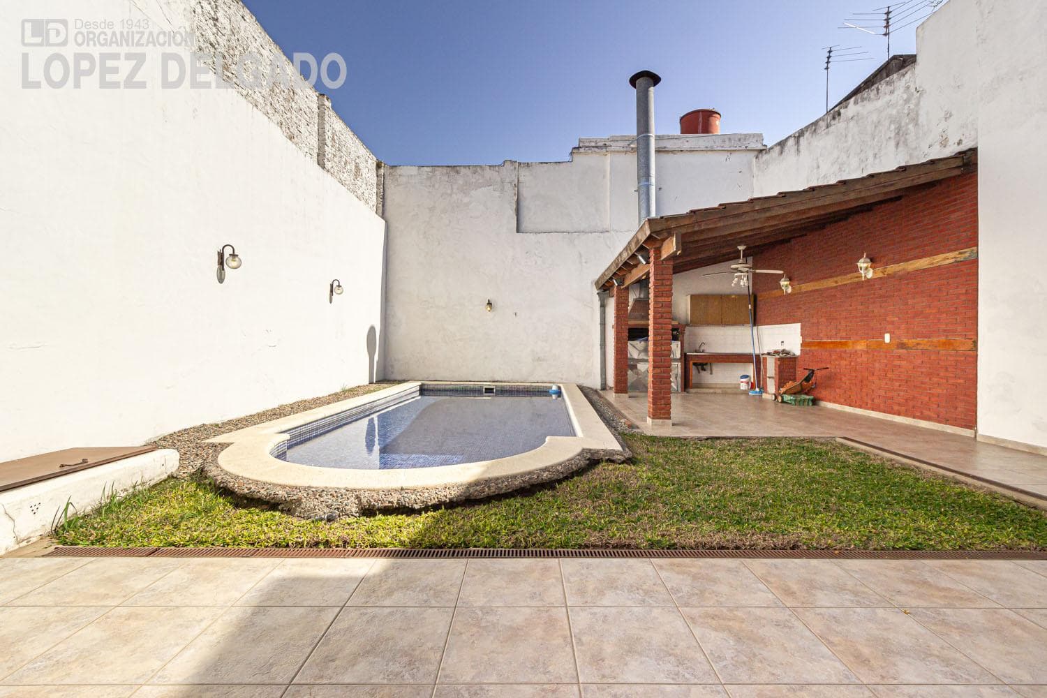 5-bedroom house with 2 garage spaces and a pool in Villa del Parque