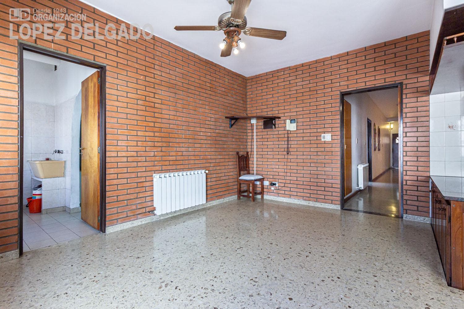 5-bedroom house with 2 garage spaces and a pool in Villa del Parque