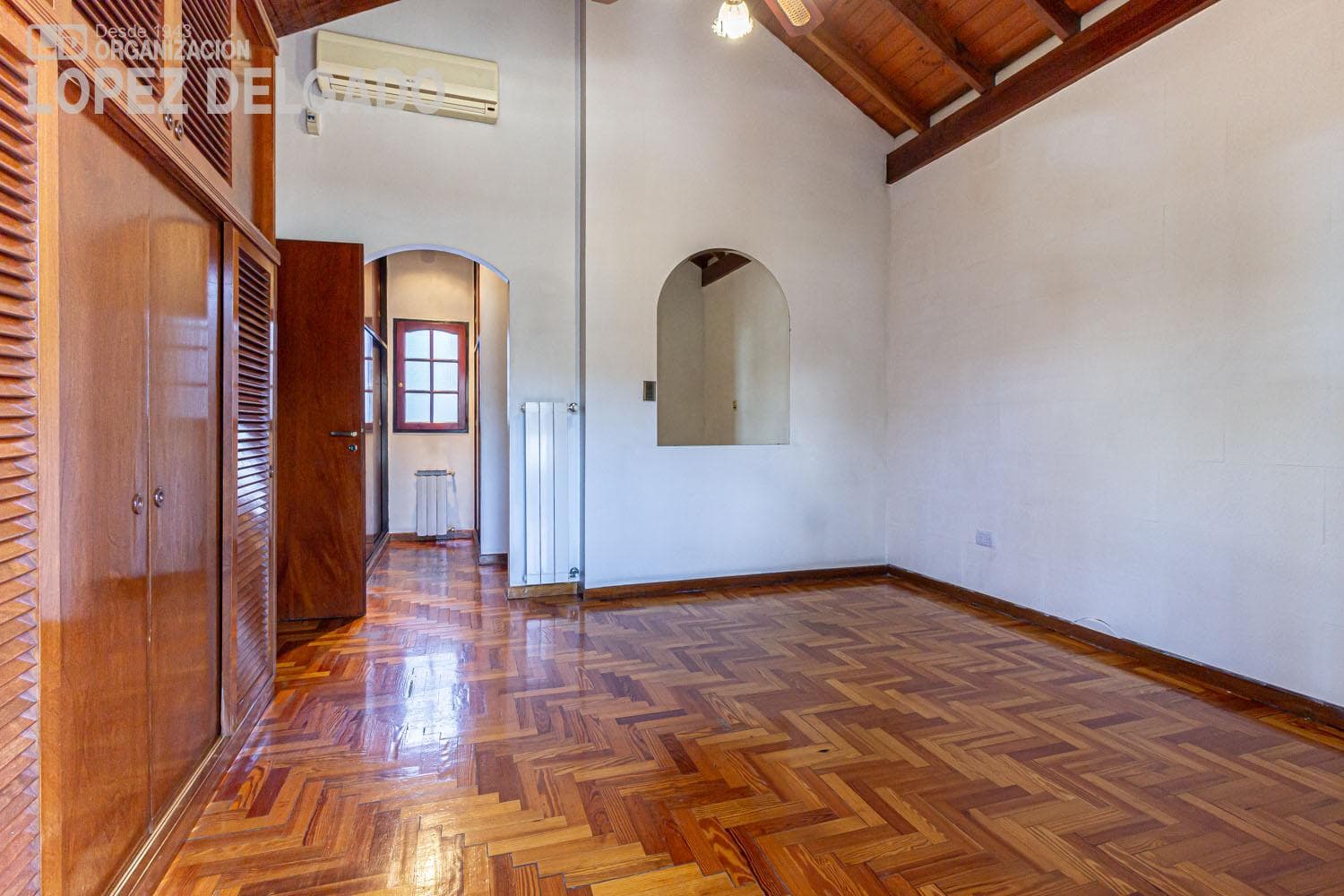 5-bedroom house with 2 garage spaces and a pool in Villa del Parque