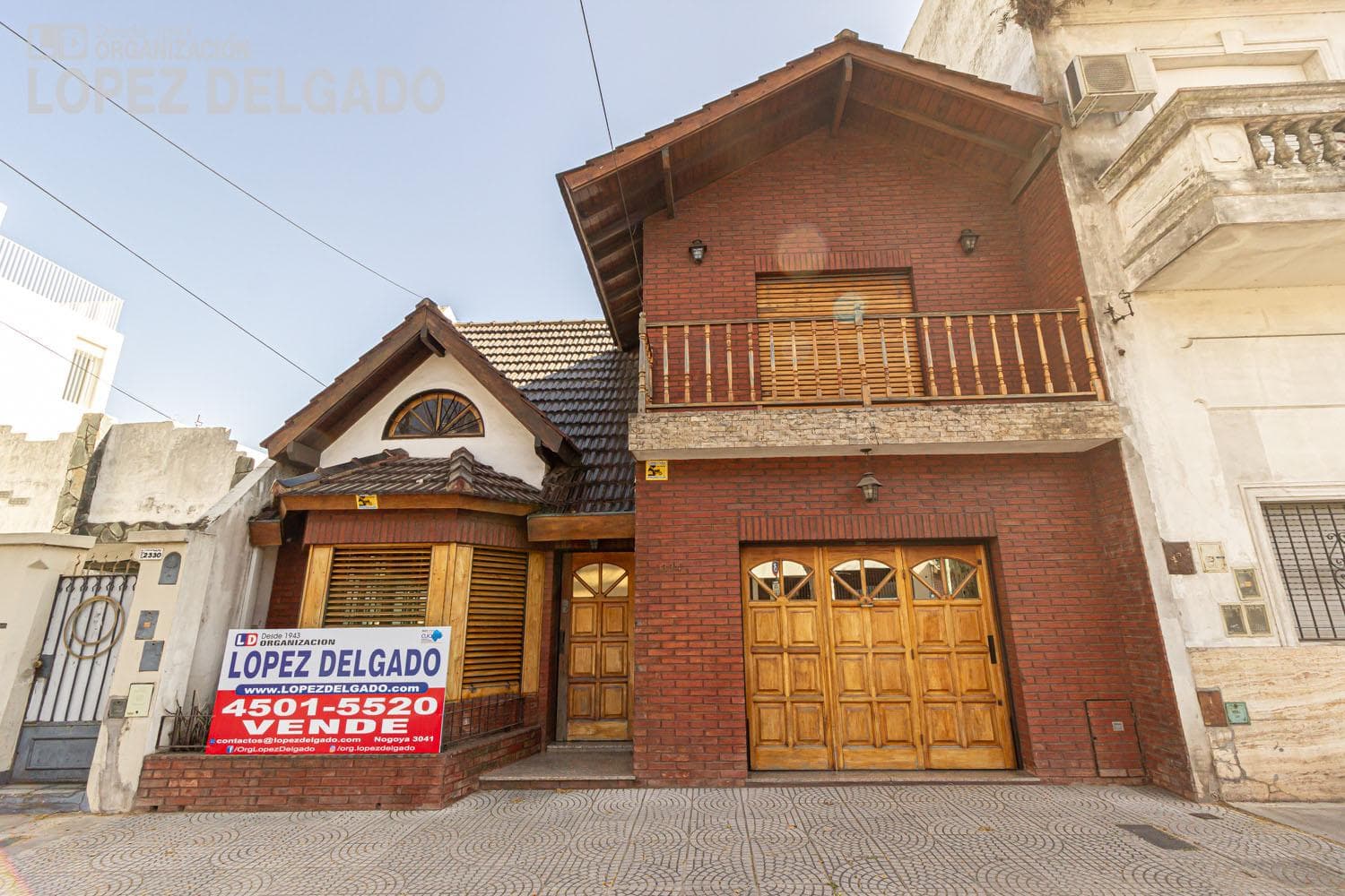 5-bedroom house with 2 garage spaces and a pool in Villa del Parque