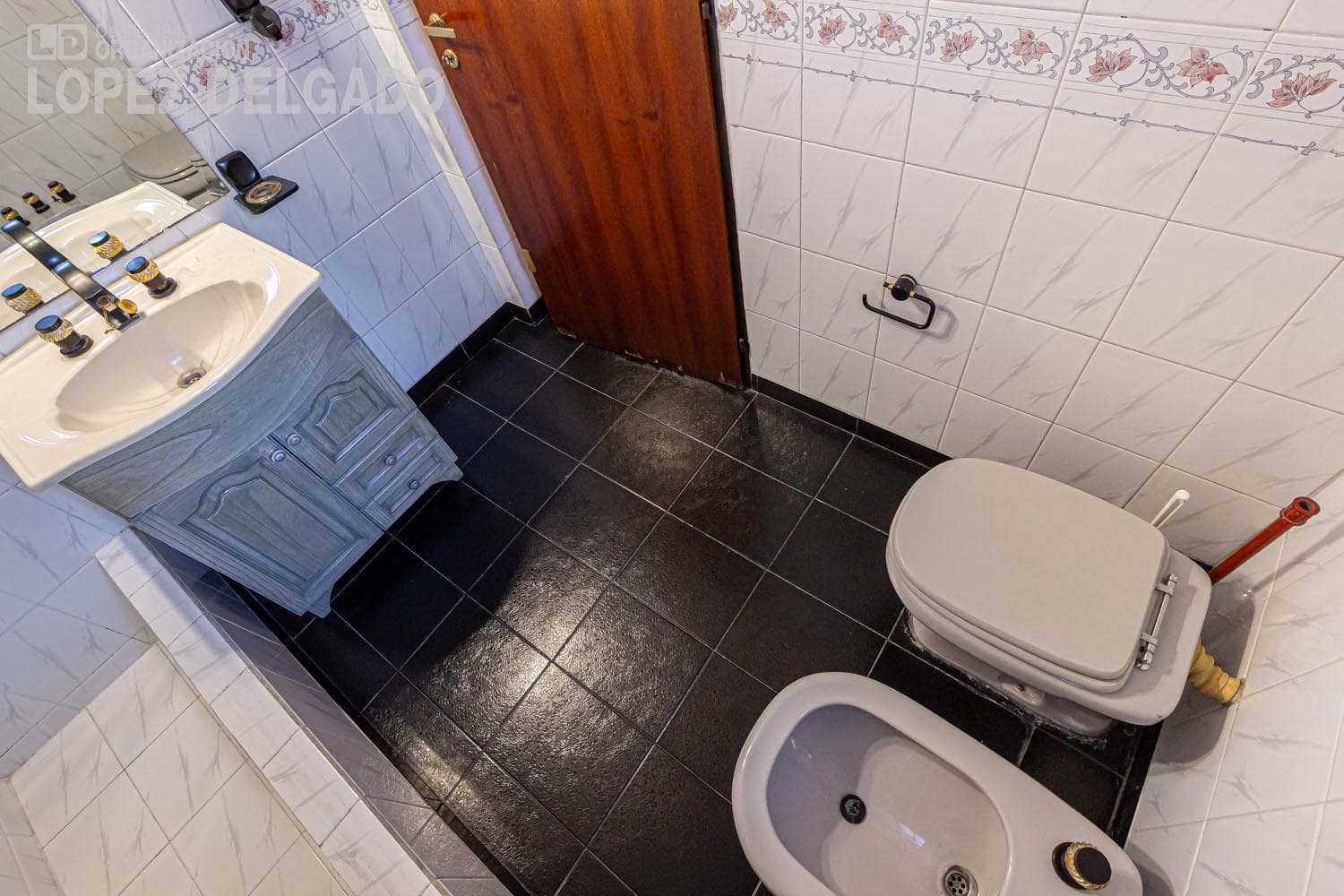 5-bedroom house with 2 garage spaces and a pool in Villa del Parque