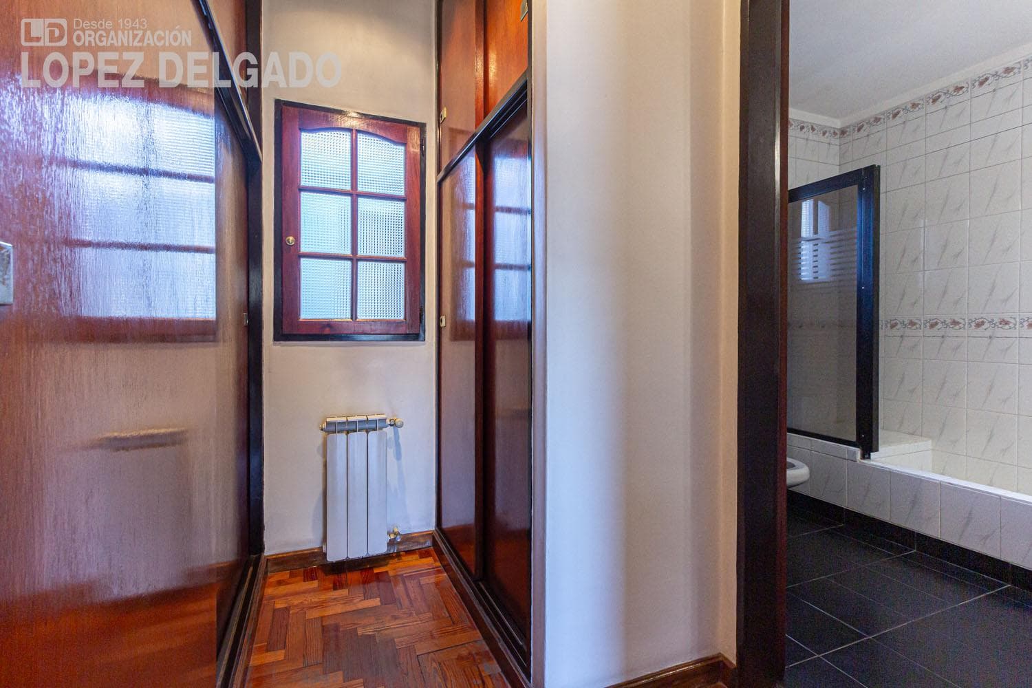 5-bedroom house with 2 garage spaces and a pool in Villa del Parque