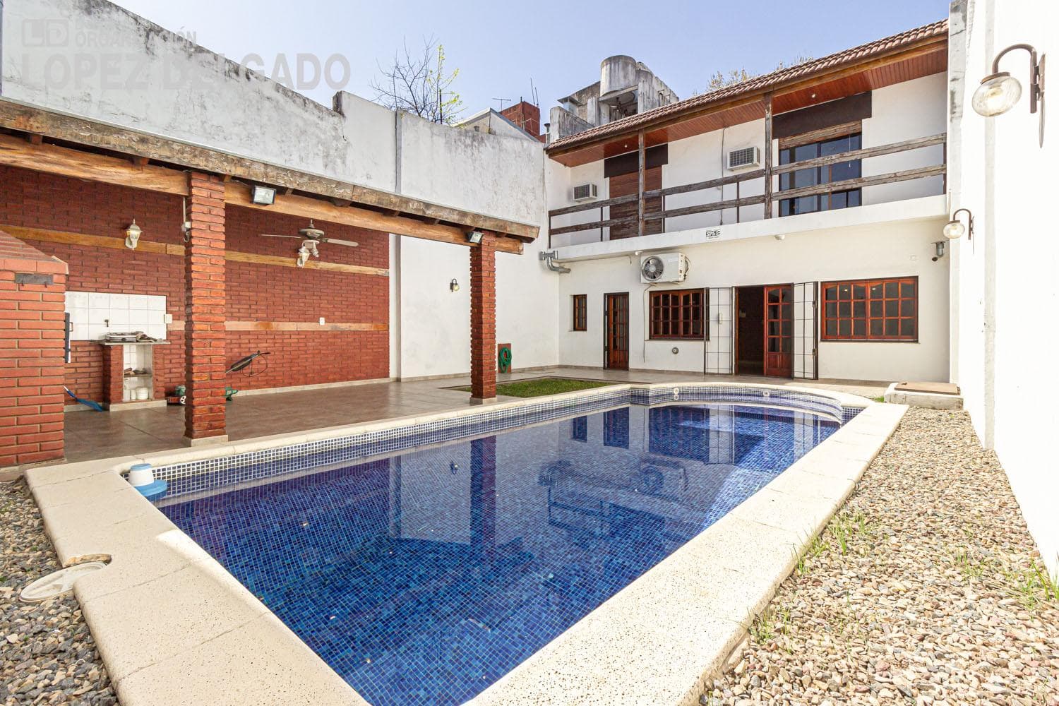 5-bedroom house with 2 garage spaces and a pool in Villa del Parque