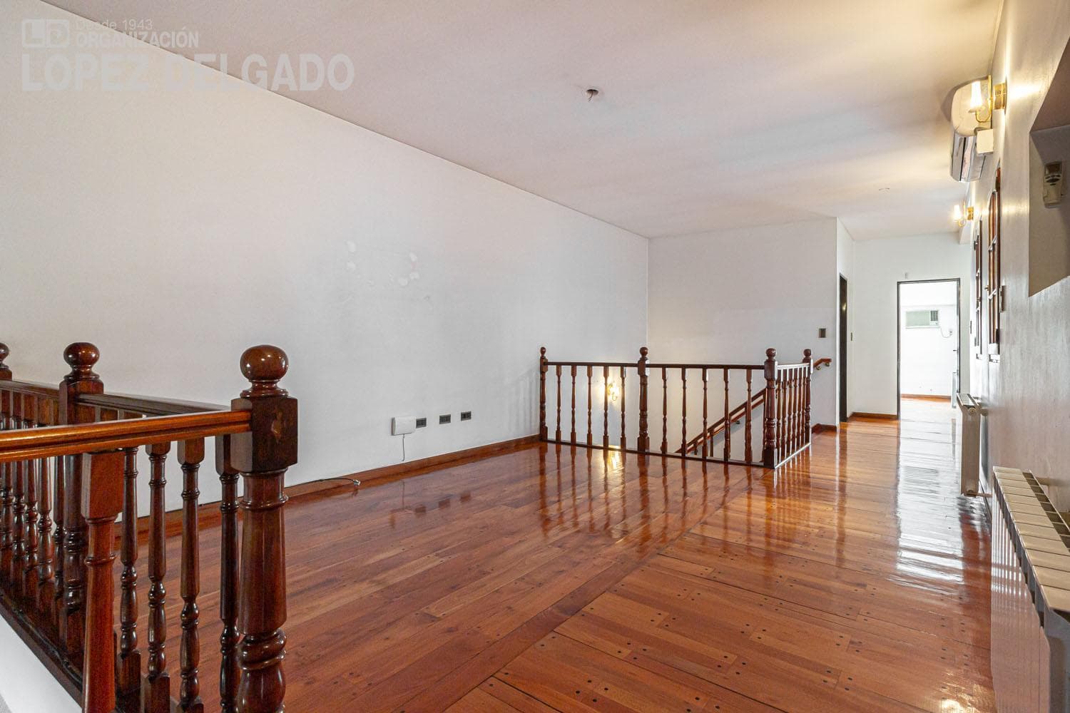 5-bedroom house with 2 garage spaces and a pool in Villa del Parque