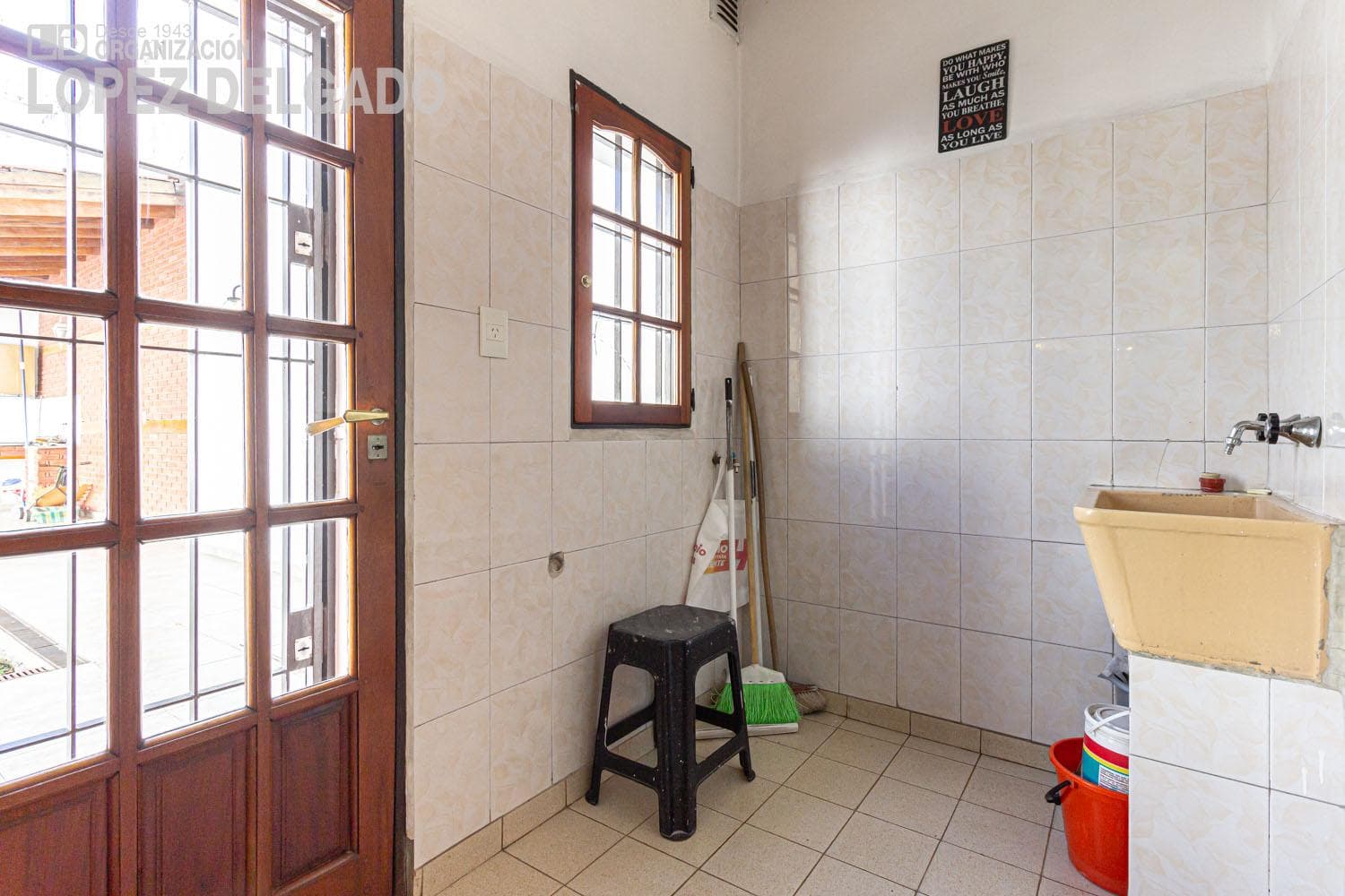5-bedroom house with 2 garage spaces and a pool in Villa del Parque