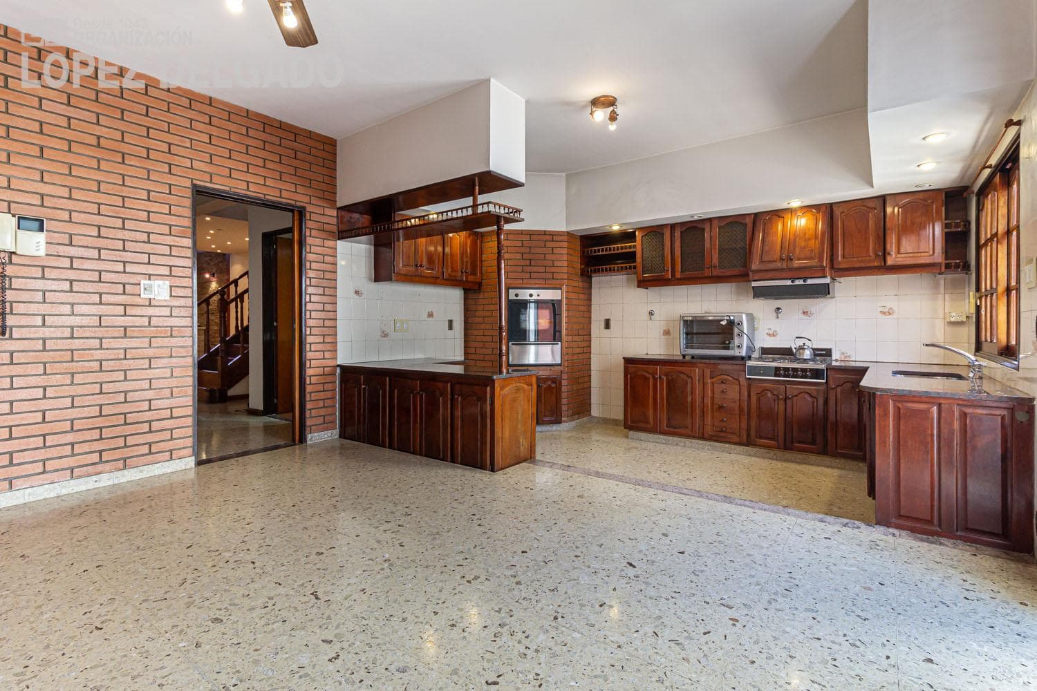 5-bedroom house with 2 garage spaces and a pool in Villa del Parque