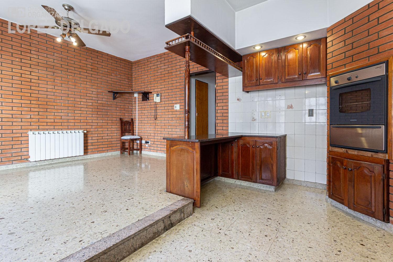 5-bedroom house with 2 garage spaces and a pool in Villa del Parque