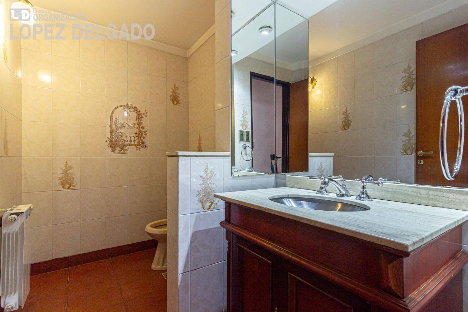 5-bedroom house with 2 garage spaces and a pool in Villa del Parque