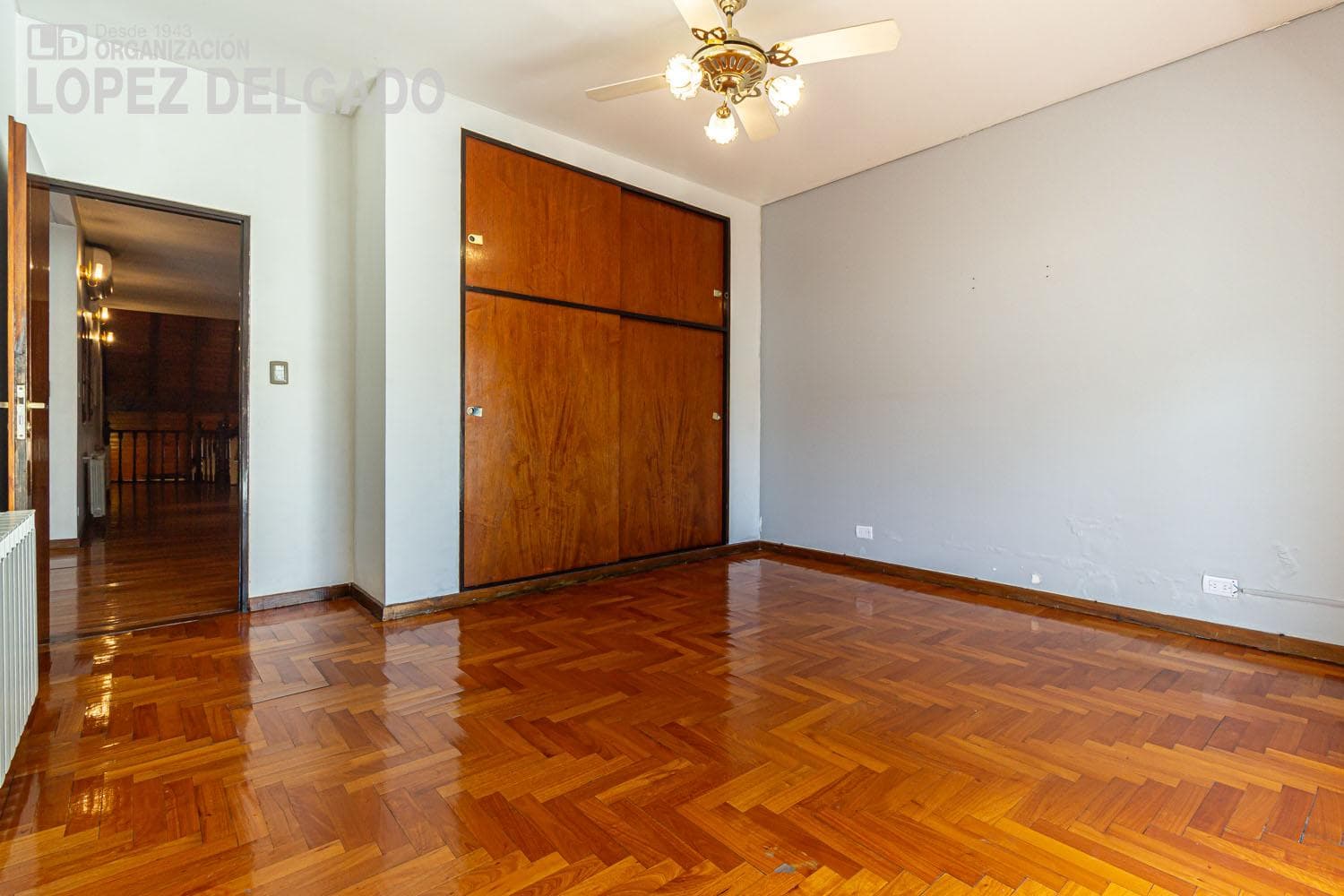 5-bedroom house with 2 garage spaces and a pool in Villa del Parque