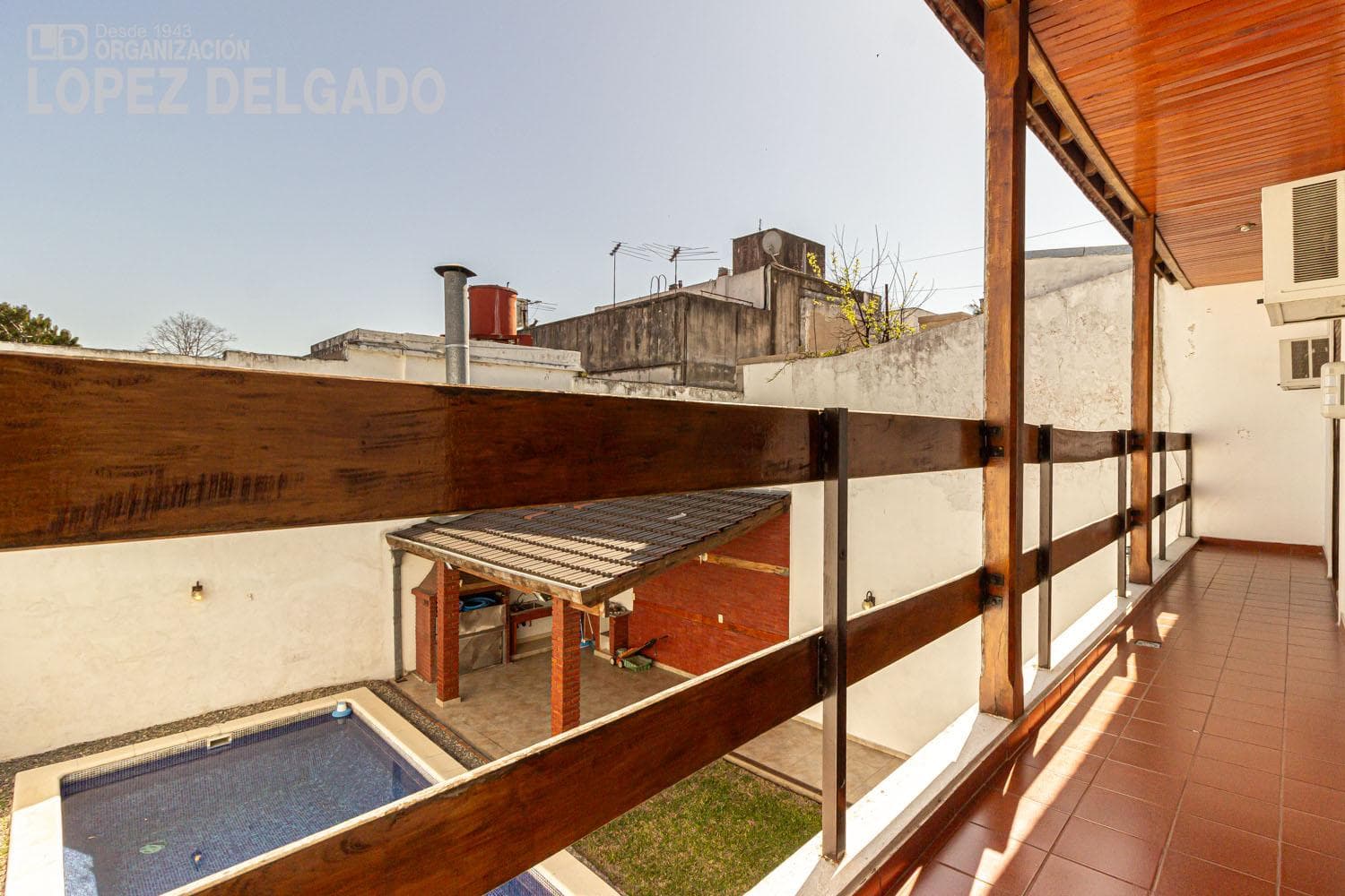 5-bedroom house with 2 garage spaces and a pool in Villa del Parque