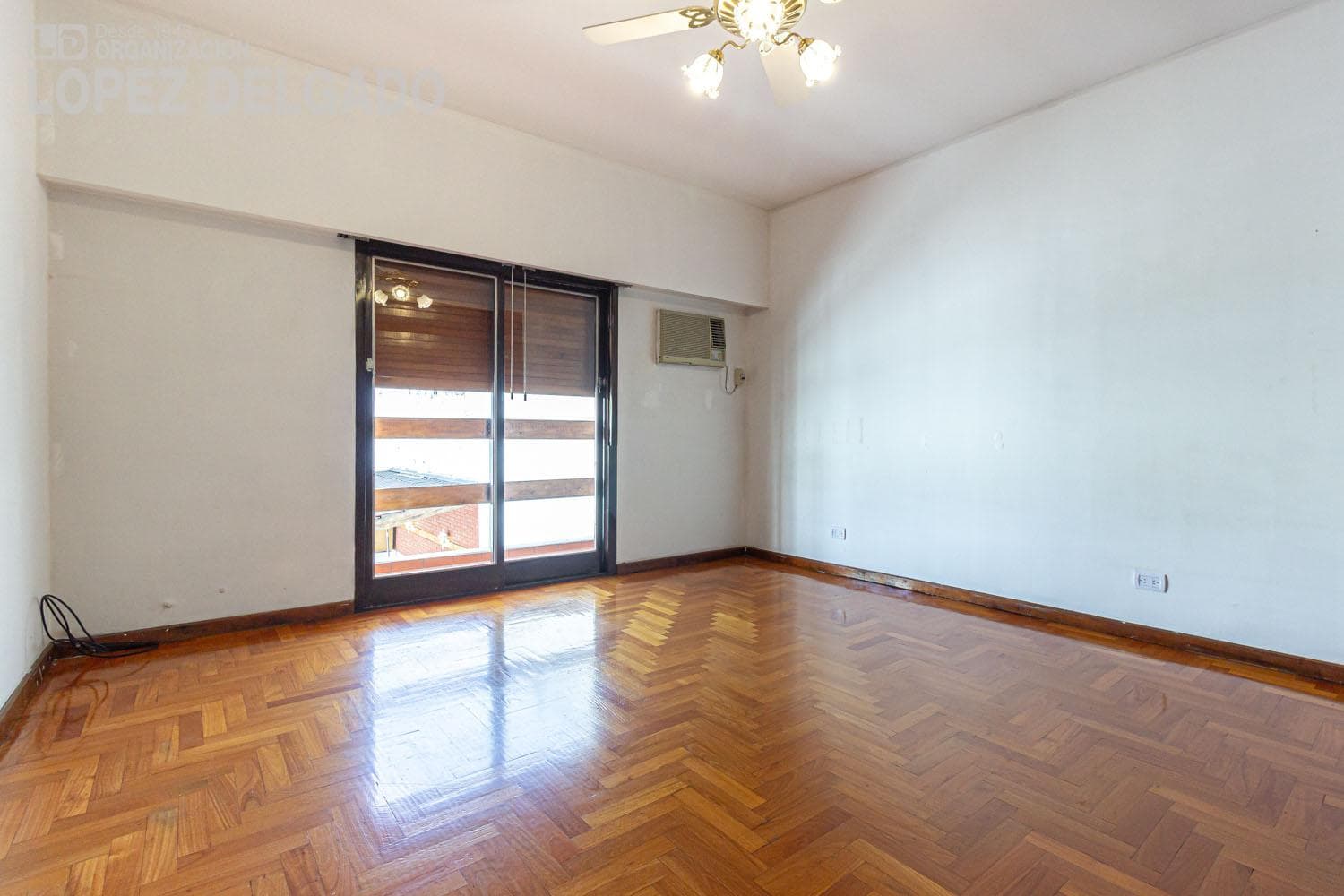 5-bedroom house with 2 garage spaces and a pool in Villa del Parque