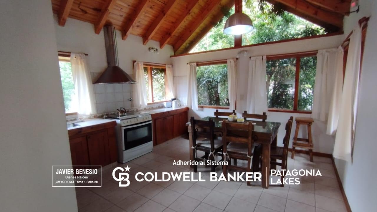 FOR SALE: 3-Bedroom House, 220 m², Villa la Angostura